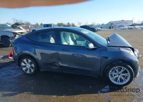 2022 Tesla Model Y Long Range Dual Motor All-Wheel Drive z USA, uszkodzony, nr VIN 7SAYGDEE4NF512222